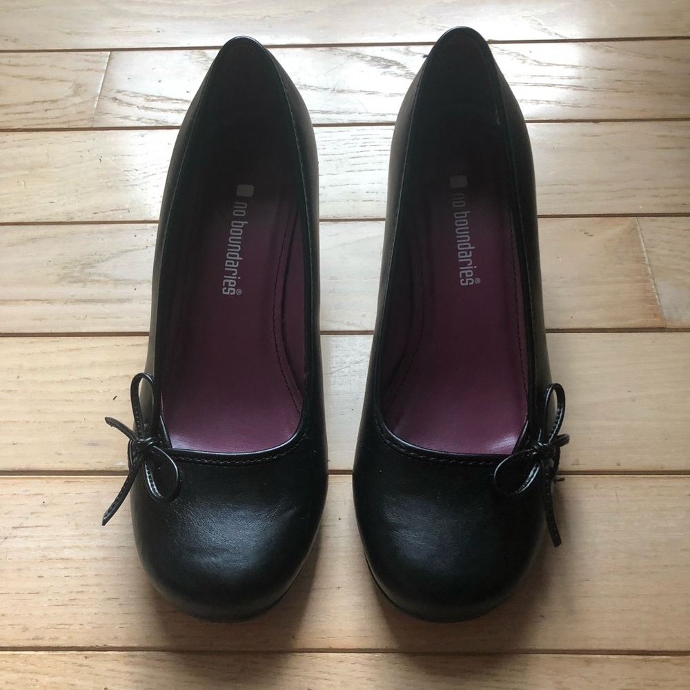 Black heel with a bow